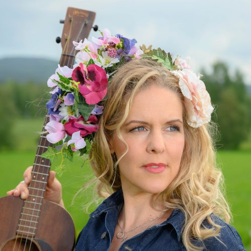 Sofia Karlsson med blomster i hår
